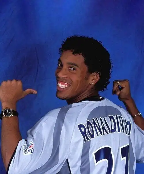 C罗伸出橄 C罗伸出橄